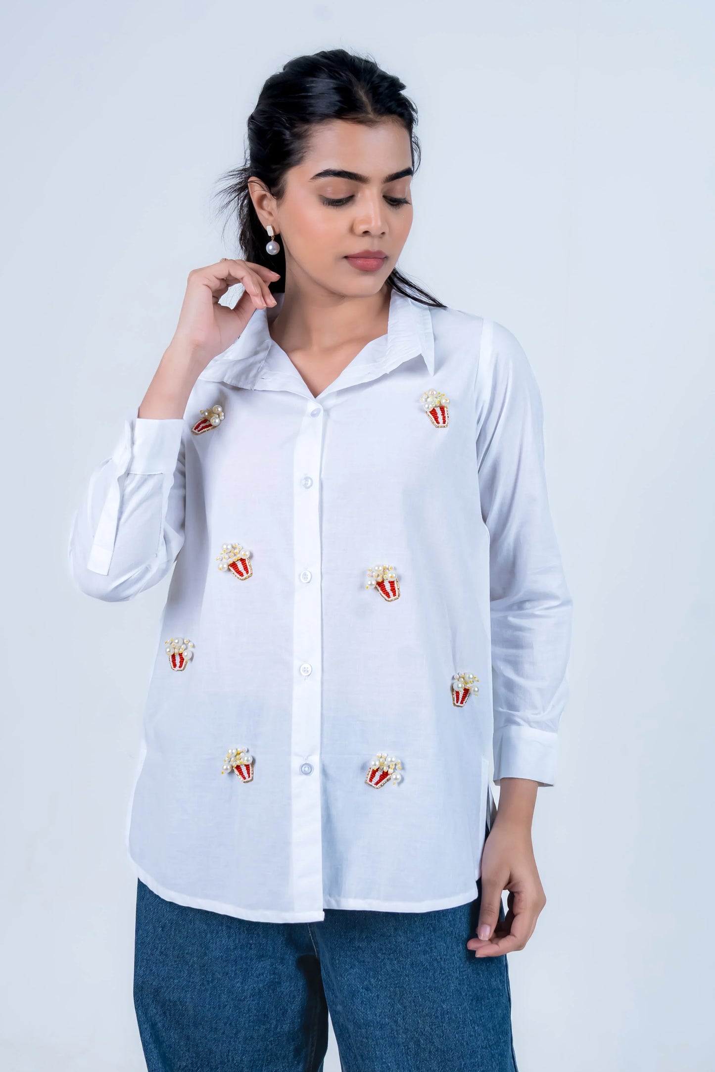 White shirt with popcorn embroidery, paired with jeans, stylish women's fashion