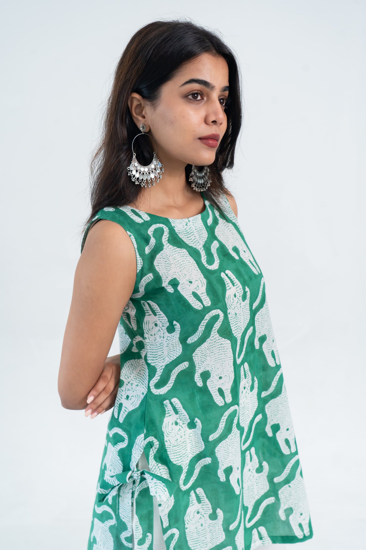 Green sleeveless dress with white elephant print, stylish and comfortable women's fashion
