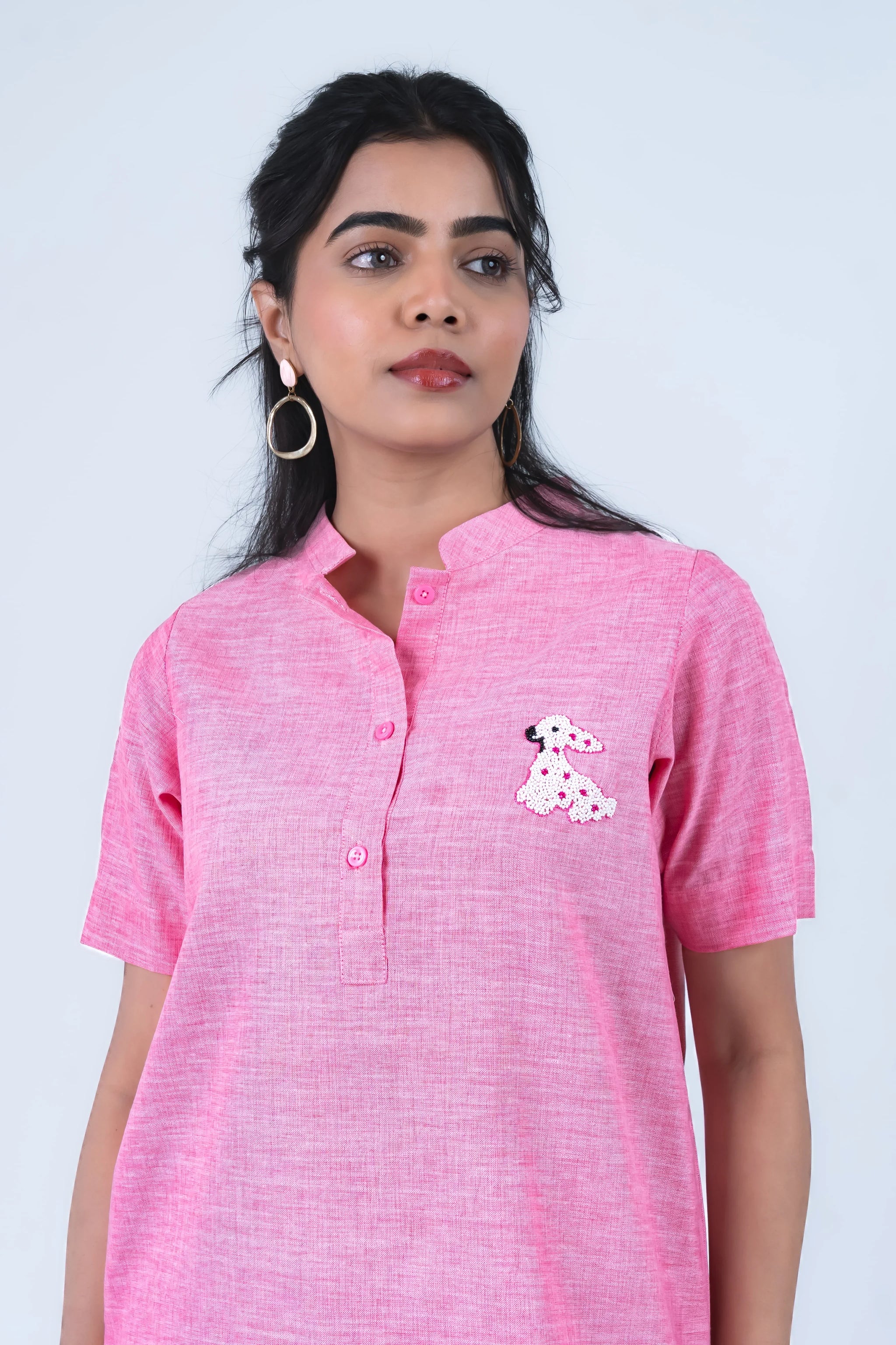Pink short-sleeve dress with sequin dog embroidery, stylish women's everyday wear