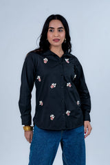 Black shirt with popcorn embroidery, paired with blue jeans, stylish women's fashion