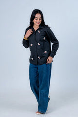 Black shirt with popcorn embroidery paired with wide-leg jeans for trendy everyday style