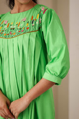 Green cotton poplin dress with floral embroidery and pleated front, three-quarter sleeves