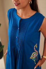Sleeveless navy blue cotton dress with front pleats and colorful flamingo embroidery